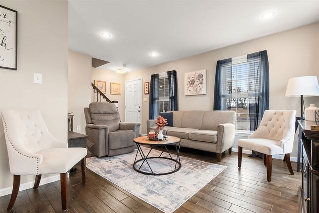 98 Poplar 2, Danvers, MA 01923