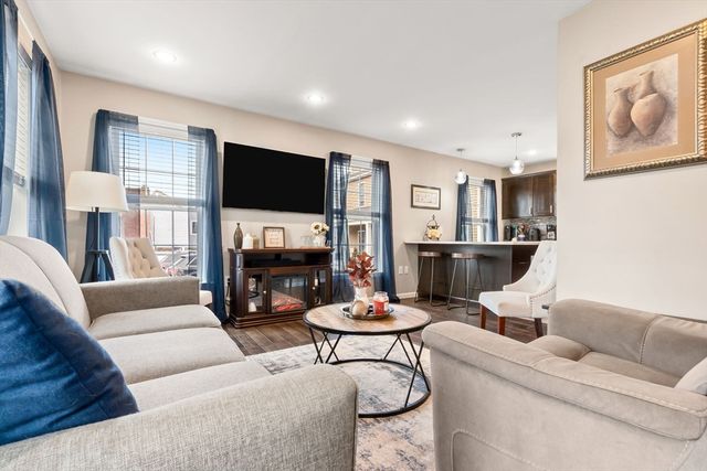 98 Poplar 2, Danvers, MA 01923