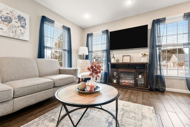 98 Poplar 2, Danvers, MA 01923