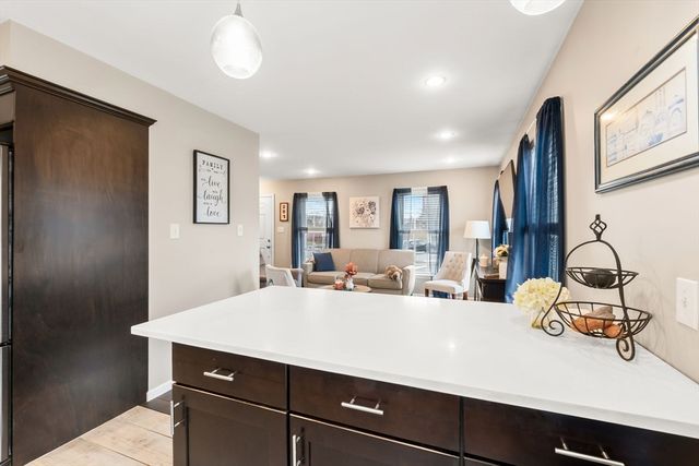 98 Poplar 2, Danvers, MA 01923