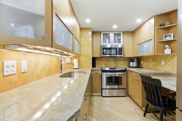 5600 N Flagler Drive Unit 910, West Palm Beach, FL 33407