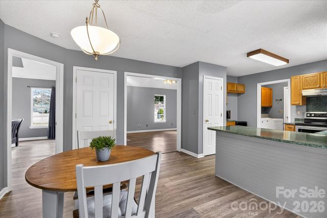 6107 Colchester Lane, Matthews, NC 28104