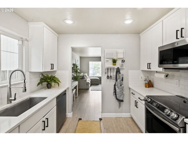 15006 Se SIEBEN CREEK Dr, Clackamas, OR 97015