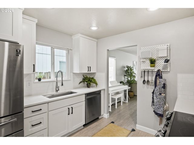 15006 Se SIEBEN CREEK Dr, Clackamas, OR 97015