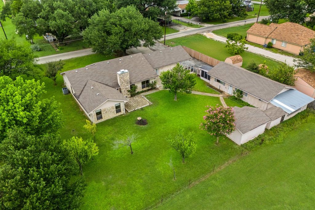 204 E Eckhart Ave, Thrall, TX 76578