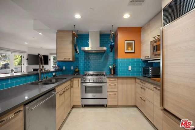718 N Croft Avenue 102, Los Angeles, CA 90069
