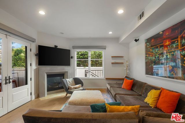 718 N Croft Avenue 102, Los Angeles, CA 90069