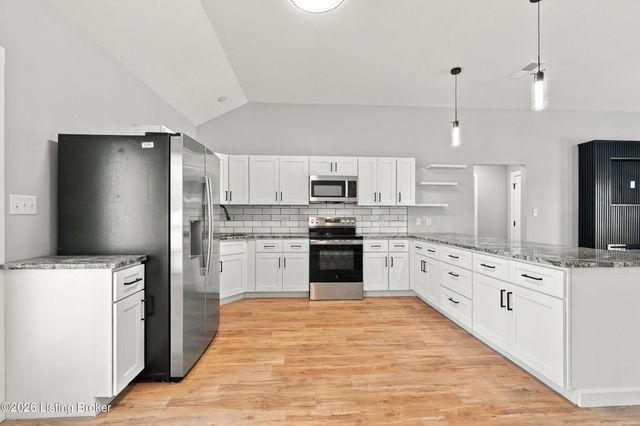 180 Azure Dr, Mt Washington, KY 40047