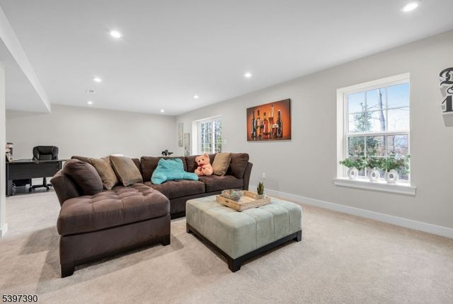 16 Esposito Ln, Roxbury Twp., NJ 07850