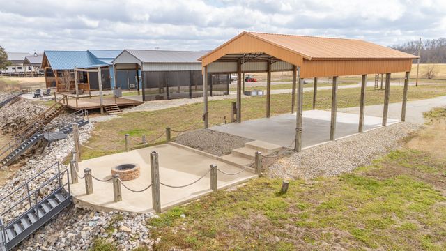 170 S River Front Dr, Clifton, TN 38425