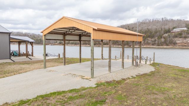 170 S River Front Dr, Clifton, TN 38425
