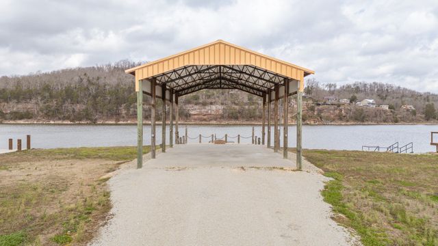 170 S River Front Dr, Clifton, TN 38425