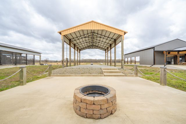 170 S River Front Dr, Clifton, TN 38425