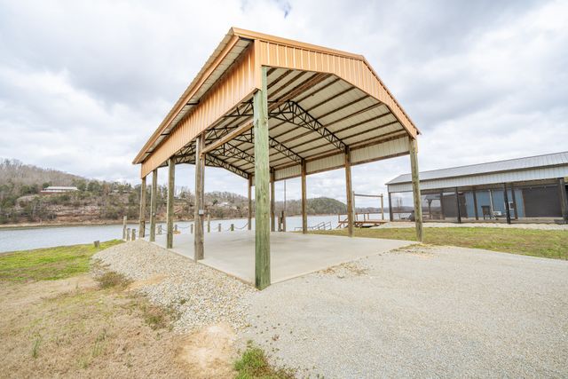 170 S River Front Dr, Clifton, TN 38425