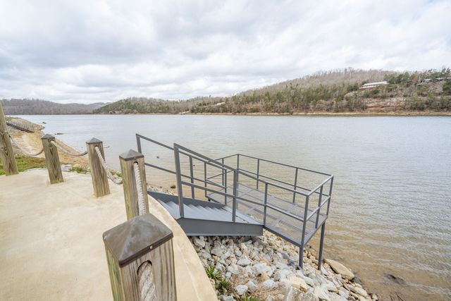 170 S River Front Dr, Clifton, TN 38425