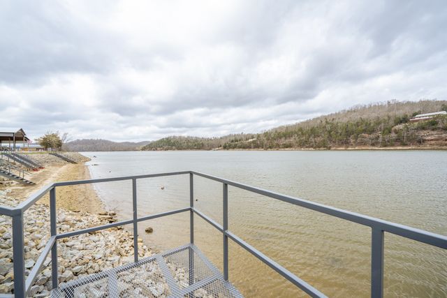 170 S River Front Dr, Clifton, TN 38425