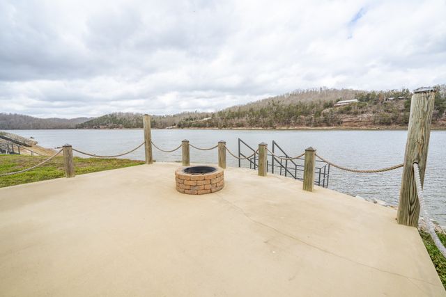 170 S River Front Dr, Clifton, TN 38425