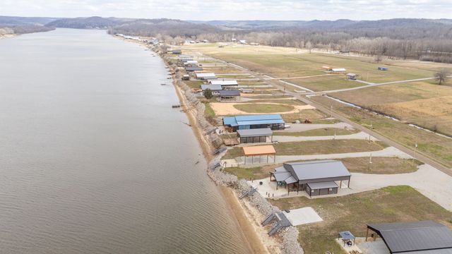 170 S River Front Dr, Clifton, TN 38425