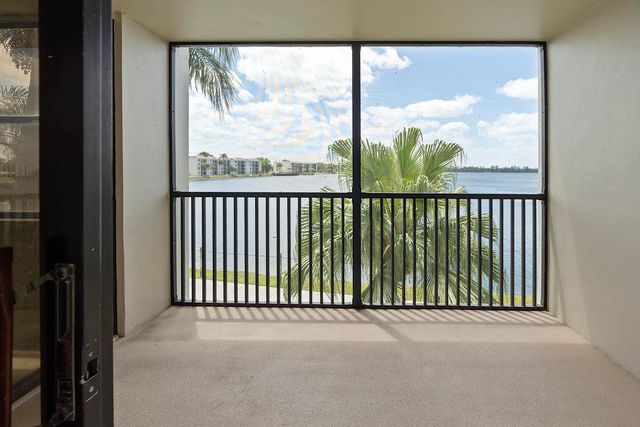 112 LAKE EMERALD Drive 209, Oakland Park, FL 33309