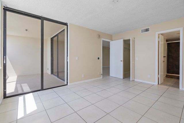 112 LAKE EMERALD Drive 209, Oakland Park, FL 33309