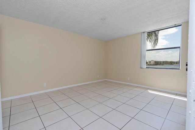 112 LAKE EMERALD Drive 209, Oakland Park, FL 33309