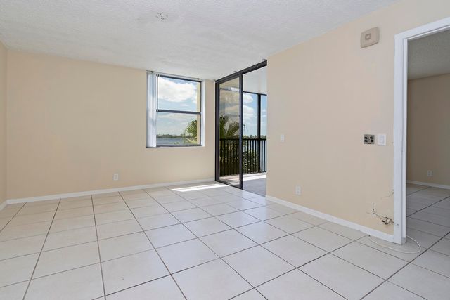 112 LAKE EMERALD Drive 209, Oakland Park, FL 33309