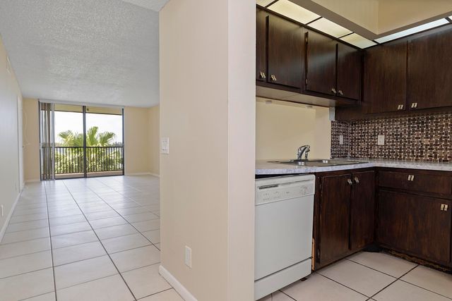 112 LAKE EMERALD Drive 209, Oakland Park, FL 33309