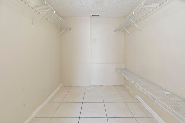 112 LAKE EMERALD Drive 209, Oakland Park, FL 33309