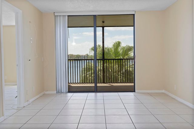 112 LAKE EMERALD Drive 209, Oakland Park, FL 33309