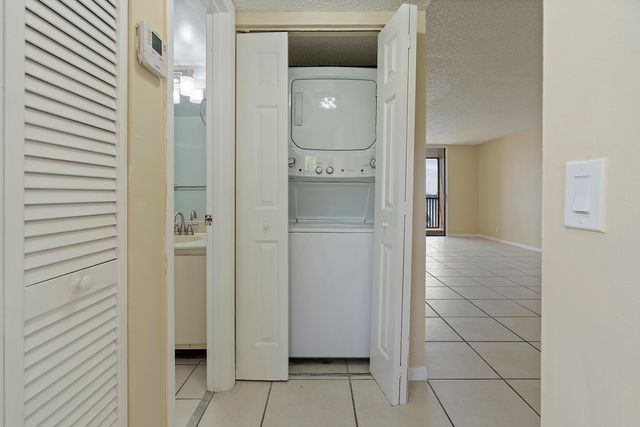 112 LAKE EMERALD Drive 209, Oakland Park, FL 33309