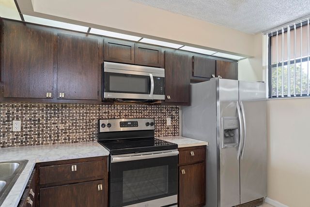 112 LAKE EMERALD Drive 209, Oakland Park, FL 33309
