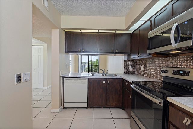 112 LAKE EMERALD Drive 209, Oakland Park, FL 33309