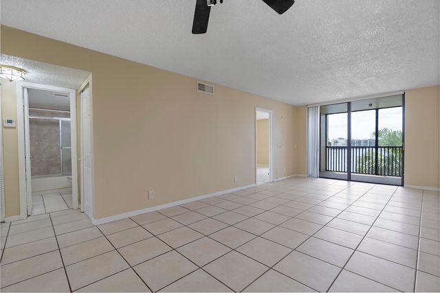 112 LAKE EMERALD Drive 209, Oakland Park, FL 33309