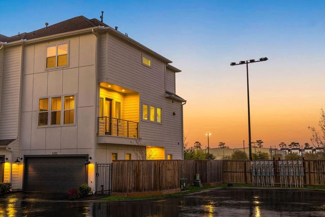 6302 Chelsea Falls Lane, Houston, TX 77008