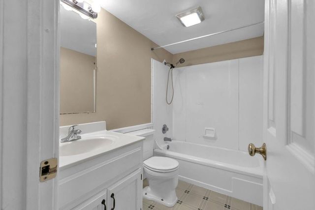 2811 Pembroke Lane A9, St Joseph, MO 64506