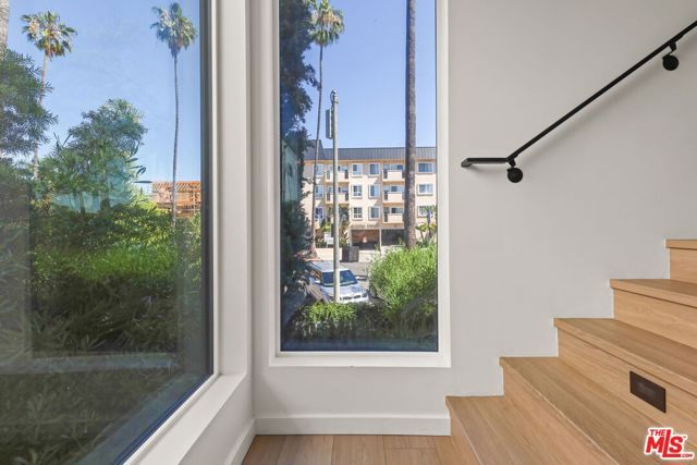 923 N Mariposa Avenue, Los Angeles, CA 90029