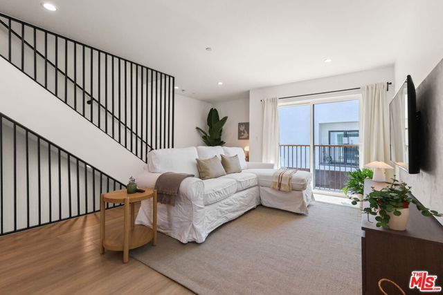 923 N Mariposa Avenue, Los Angeles, CA 90029