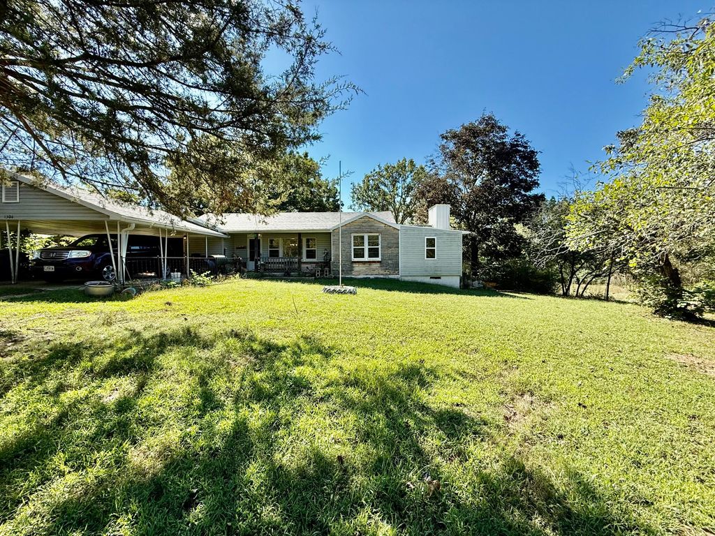 1304 W State Route 17, Houston, MO 65483