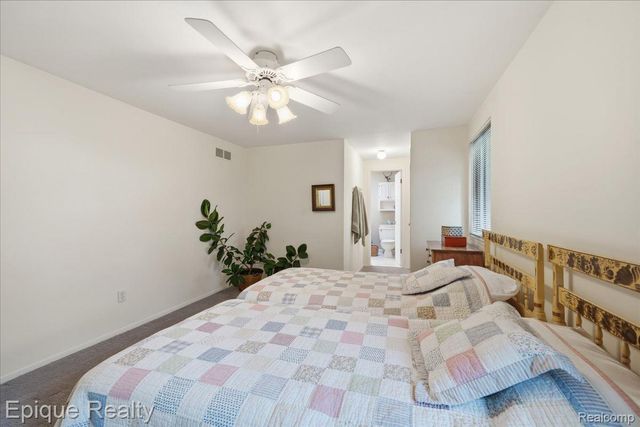 26 Kirks Court, Rochester Hills, MI 48309