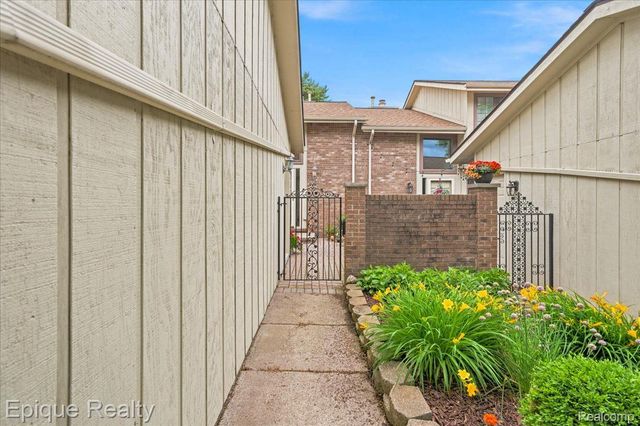 26 Kirks Court, Rochester Hills, MI 48309