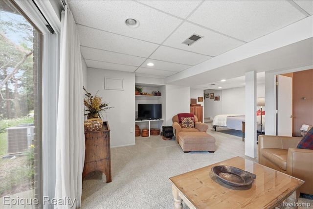 26 Kirks Court, Rochester Hills, MI 48309