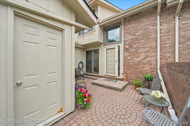 26 Kirks Court, Rochester Hills, MI 48309