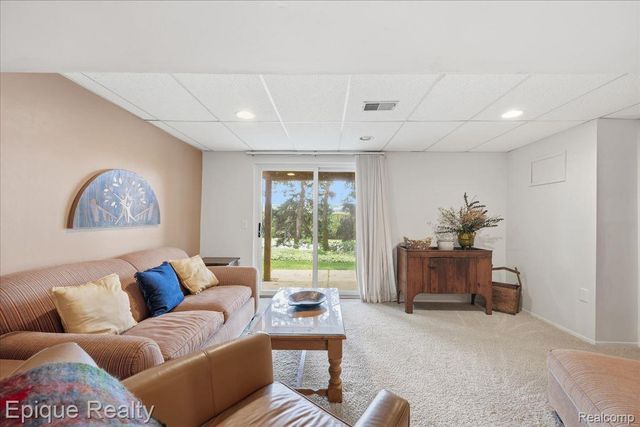 26 Kirks Court, Rochester Hills, MI 48309