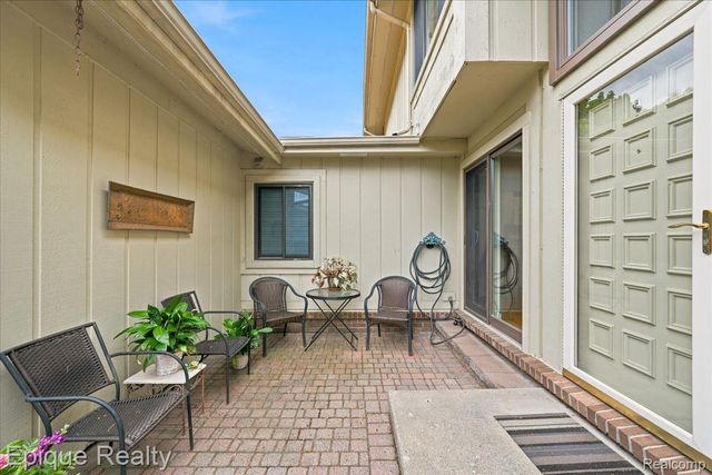 26 Kirks Court, Rochester Hills, MI 48309