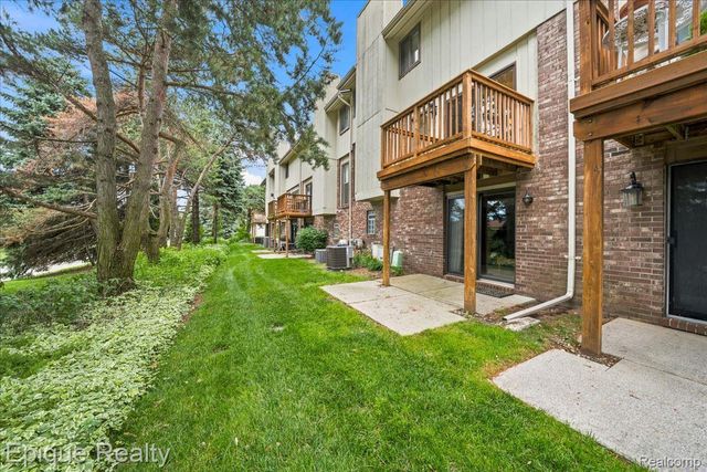 26 Kirks Court, Rochester Hills, MI 48309