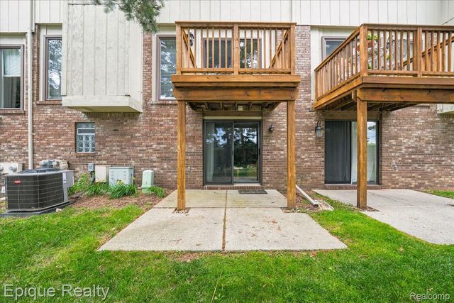 26 Kirks Court, Rochester Hills, MI 48309