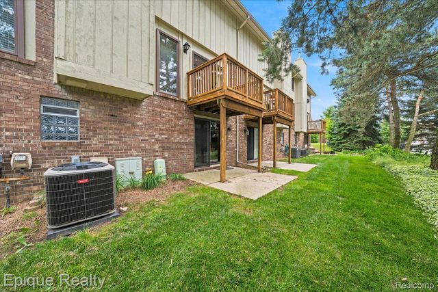 26 Kirks Court, Rochester Hills, MI 48309