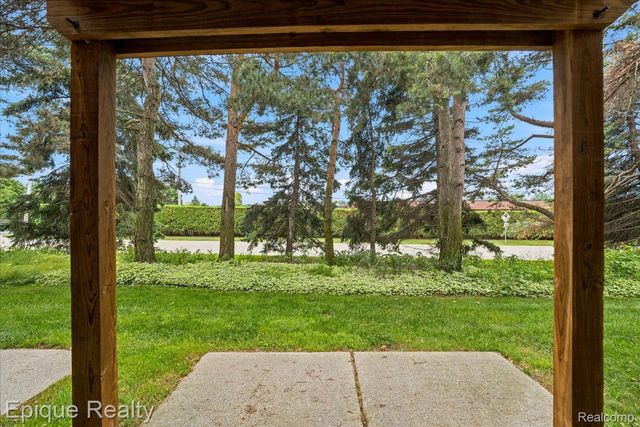 26 Kirks Court, Rochester Hills, MI 48309