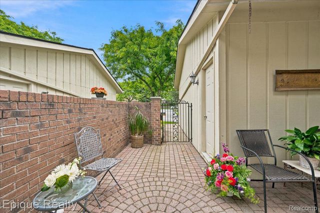 26 Kirks Court, Rochester Hills, MI 48309