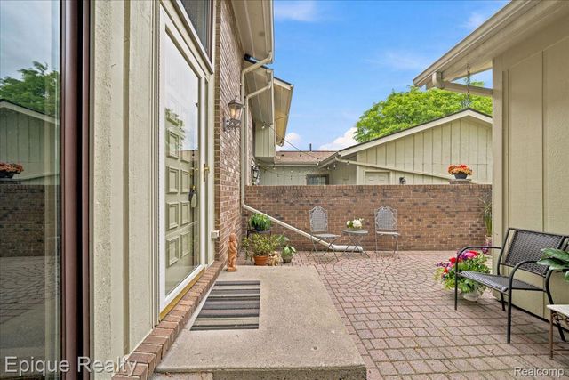 26 Kirks Court, Rochester Hills, MI 48309